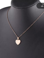 Load image into Gallery viewer, Personalized gold heart pendant necklace with engraving – a perfect gift for anniversaries, birthdays, and special occasions. Elegant and timeless jewelry piece.