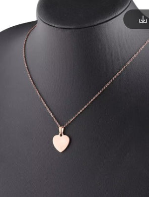 Personalized gold heart pendant necklace with engraving – a perfect gift for anniversaries, birthdays, and special occasions. Elegant and timeless jewelry piece.