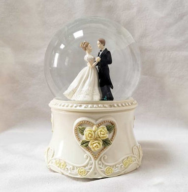 Bride and groom dancing inside wedding snow globe – Romantic personalized wedding gift in Canada