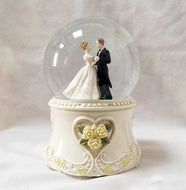Bride and groom dancing inside wedding snow globe – Romantic personalized wedding gift in Canada
